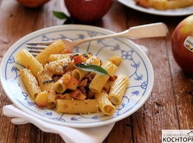 Karamellisierte Zwiebel-Apfel-Pasta mit Salbei