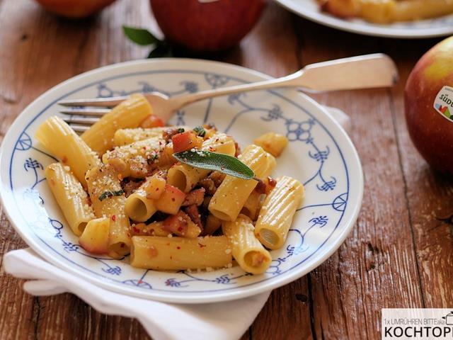 Karamellisierte Zwiebel-Apfel-Pasta mit Salbei