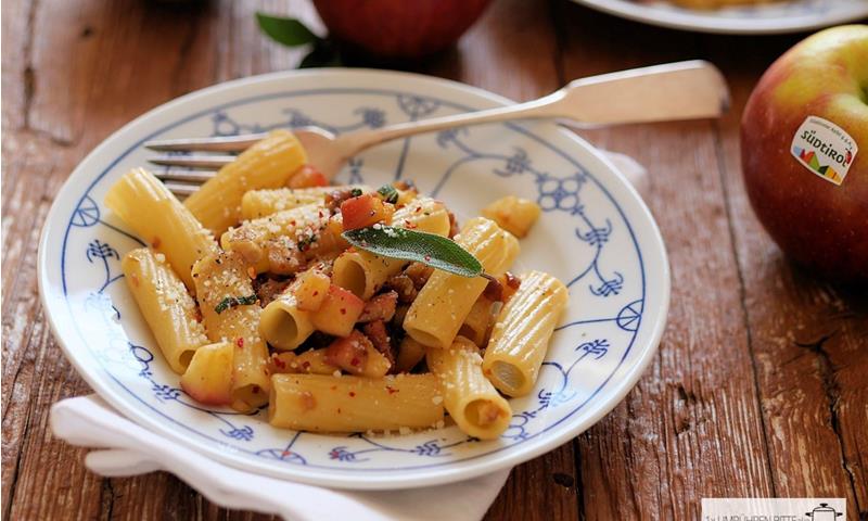 Karamellisierte Zwiebel-Apfel-Pasta mit Salbei