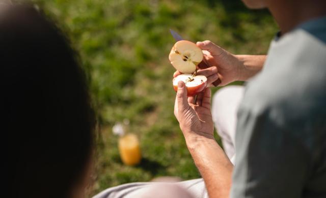 Frisch geteilter Südtiroler Apfel als gesunder Snack für unterwegs.