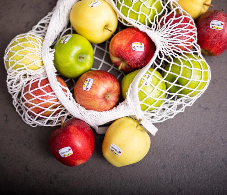 Obstbeutel mit einer Auswahl an Südtiroler Äpfeln g.g.A. von der Obstgenossenschaft Pomus in Marling.