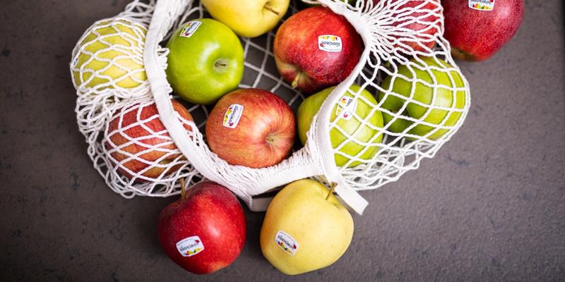 Obstbeutel mit einer Auswahl an Südtiroler Äpfeln g.g.A. von der Obstgenossenschaft Pomus in Marling.