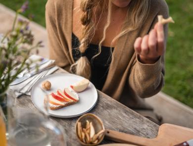 Picknick mit frischen Südtiroler Äpfeln als Snack.