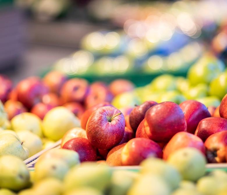 Einblick in das Sortiment an Südtiroler Äpfeln im Verkaufspunkt der Obstgenossenschaft CAFA in Meran