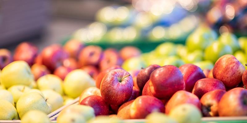 Einblick in das Sortiment an Südtiroler Äpfeln im Verkaufspunkt der Obstgenossenschaft CAFA in Meran