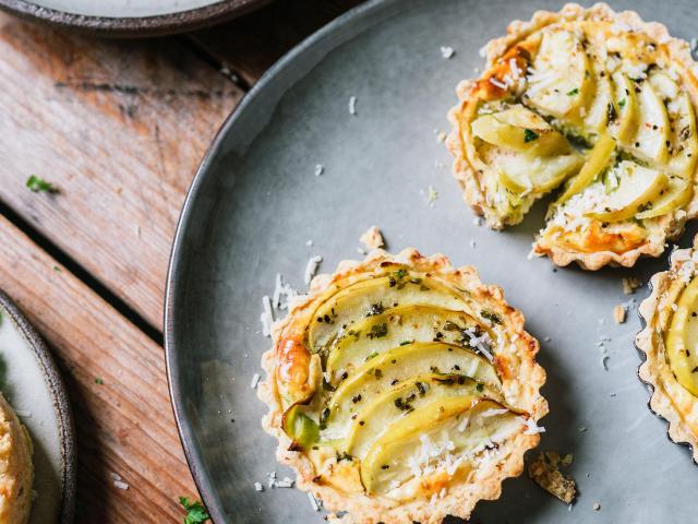 Apfel-Lauch-Tartelettes mit Ricotta-Füllung